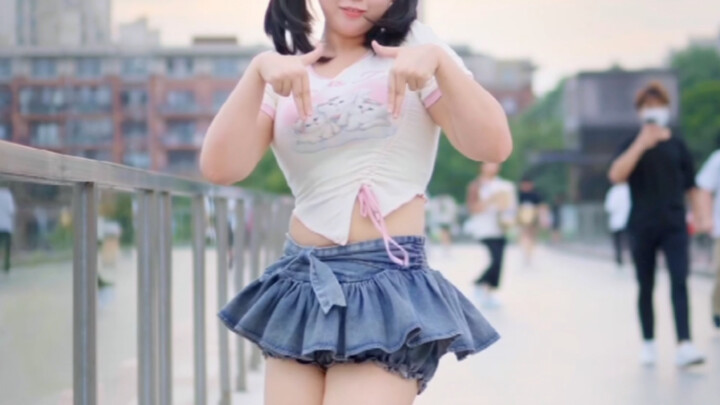 在你下班必经之路跳舞，你会看一眼吗？