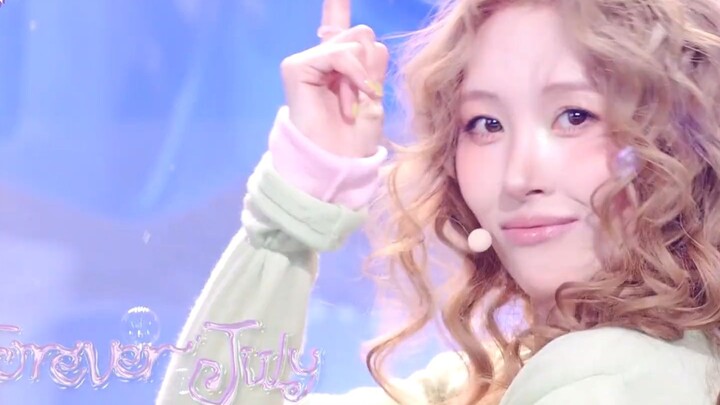 Tampilan panggung perdana lagu comeback terbaru HyunA, “Forever July”