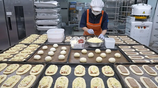 ทักษะอันน่าทึ่งของขนมปังเกาหลียอดนิยมกับสเต็กเกาหลี (ซี่โครงหมูย่าง) - อาหารเกาหลี