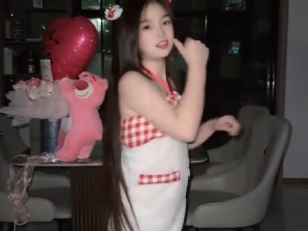 [Little Fried Fish] Is This What a Nine-Year-Old Girl’s Dance Sense Looks Like?