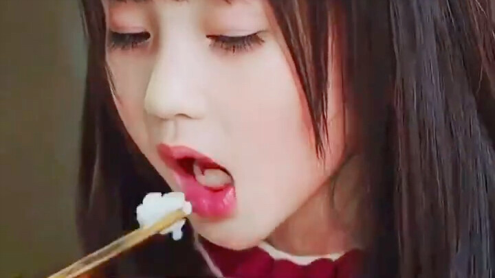 A little girl accidentally let out a fart while eating, only to be slapped three times by her mom an