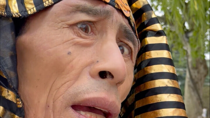 With just a piece of cloth on my head, I'm still the richest!