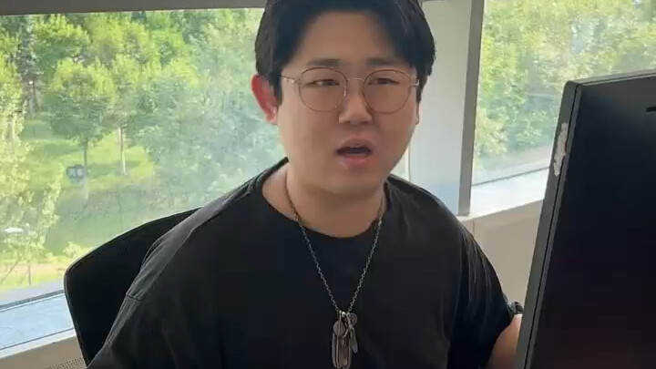 这个包明明是老板装资料的，属于办公用品