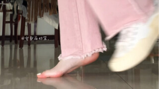 Sangat suka sepatu putih kecil ini! Tidak boleh ada yang belum punya di lemari sepatunya!