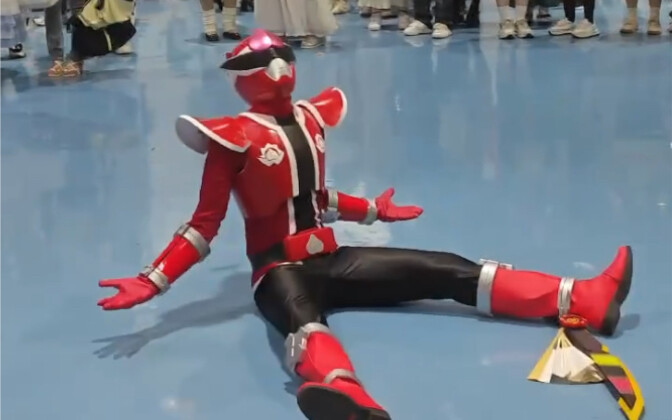 Saat suara "俺こそオンリーワン" tiba-tiba terdengar di pameran komik... (Tim Baotaro Sentai Don Brothers)