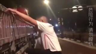 我有一个问题？他那个电瓶车怎么骑回来？[笑哭]