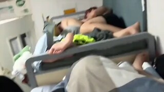 القدمان لا تدفعان إيجار السكن، أربعة أشخاص يتكدسون في #حياة_السكن الطلابي