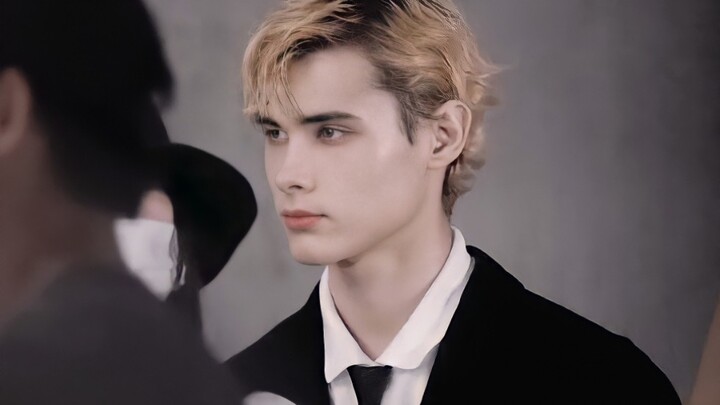 لي لو شي بعد انتهاء الدوام، وي جون هاو بعد أن حصل على تسريحة شعر جديدة، فيديو وداع بعد انتهاء الدوام