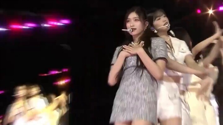 A full review of the girl group's hit songs: IVE "Kitsch" and "IAM"