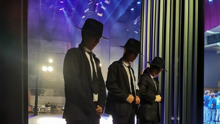 ชั้นเรียนรุ่นพี่แสดงเต้นคัฟเวอร์เพลง MTV "Dangerous" ของ Michael Jackson