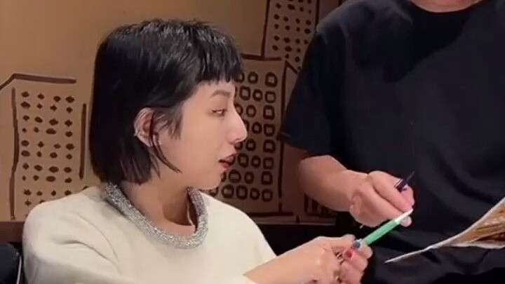 Tôi đơ luôn, không biết phải trả lời thế nào.