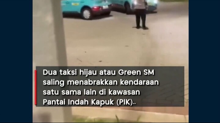 Dua taksi hijau atau Green SM saling menabrakkan kendaraan satu sama lain di kawasan Pik
