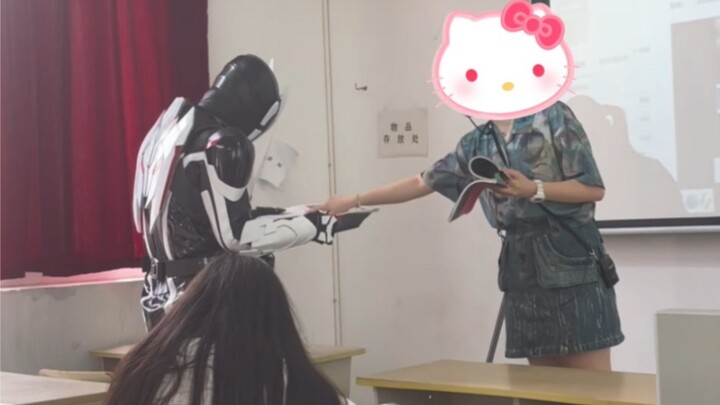 Tantangan memakai setelan kulit Kamen Rider di kelas bahasa Inggris!