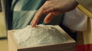 为了防止丈夫出轨，妻子每天都会往丈夫腿上涂面粉