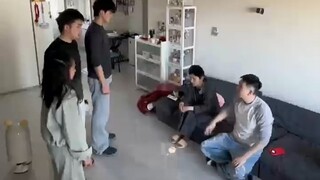 夫妻俩吵架让孩子们做出选择，这一巴掌清脆响亮！！！