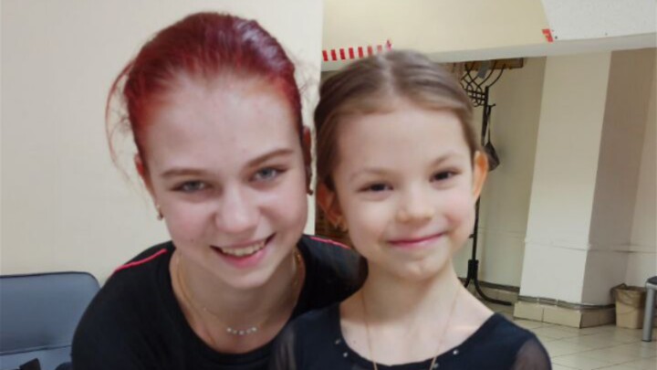 نادي الكريستال، الطفلة أرابيلا تتسلل خلف الأخوات الأكبر سناً إلى دروس الرقص من خارج الباب.