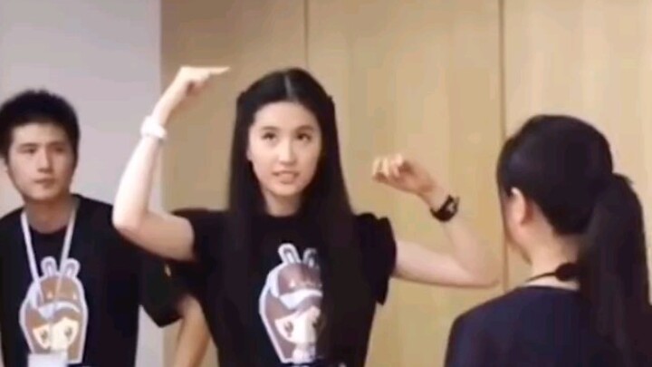 Liu Yifei Kitty sudah ditonton berkali-kali, tetap saja sangat menggemaskan