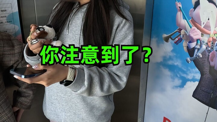 สาวน้อย: คุณทำแบบนี้เพื่อให้คนอื่นหันมามองใช่ไหม? ไรเดอร์ส่งอาหาร: ถูกต้อง!