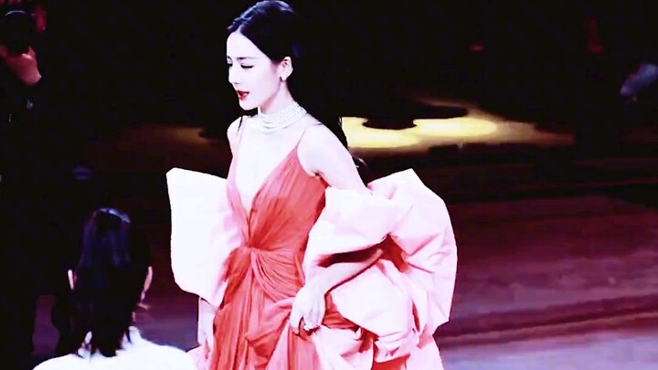 هل أنت متأكد حقًا أن هذا ليس تمثيل كوميدي؟ هاها، مضحك بجد!