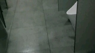 يشبه إلى حد كبير تلك اللقطة في فيلم "عندما يأتي السعادة ويطرق الباب" حيث ينام ويل سميث وابنه في المر