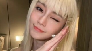 Manga girl Angelababy does the hand dance—hey, are you all asleep yet?