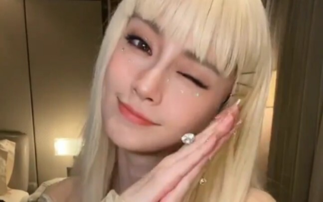 สาวสายมังงะแองเจลาเบบี้เต้นแฮนด์แดนซ์ ถามหน่อยพวกคุณนอนหรือยัง?