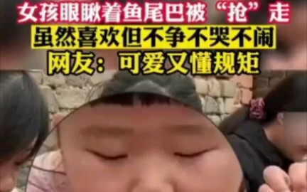 Đứa trẻ đáng yêu trong bữa tiệc ăn uống thật thoải mái, cư xử đúng mực ở mọi nơi. Dù thấy đuôi cá bị