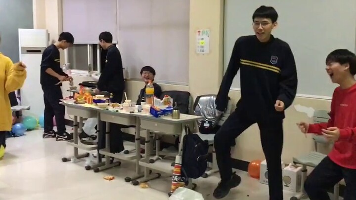 Two beautiful girls danced hush at the New Year's Eve party, but were imitated by a silly boy