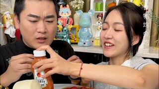 #ฉีกคอไก่ย่างด้วยมือ เพิ่งเรียนรู้วิธีทำระเบิดซอสมะเขือเทศทางออนไลน์ แล้วเอามาจัดให้ปินปิน... #ของขว