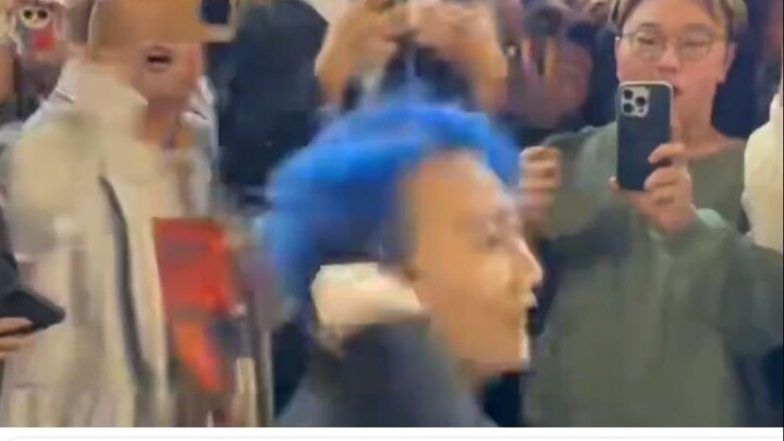 Wang Bian merayakan ulang tahun Wang Yuan dengan memberikan kue ucapan selamat