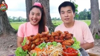 ส้มตำ หมูกรอบ ต้องกินอย่างนี้ ๑  #อาหาร #อร่อย