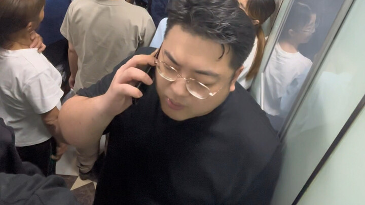 Trải nghiệm biến thang máy thành phòng karaoke là như thế nào?