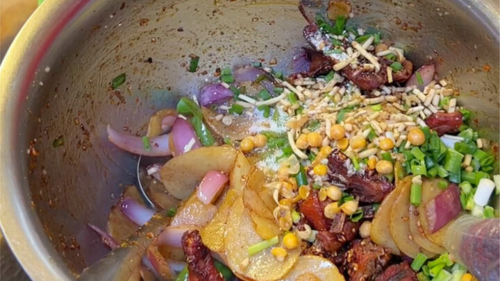 30一大只香酥鸭，先烤后炸加上各种佐料香惨了‼️