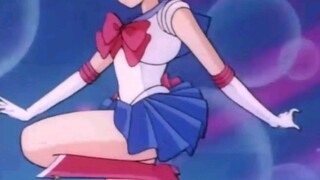 Sailor Moon versi pertama bertransformasi, saat saya masih muda.