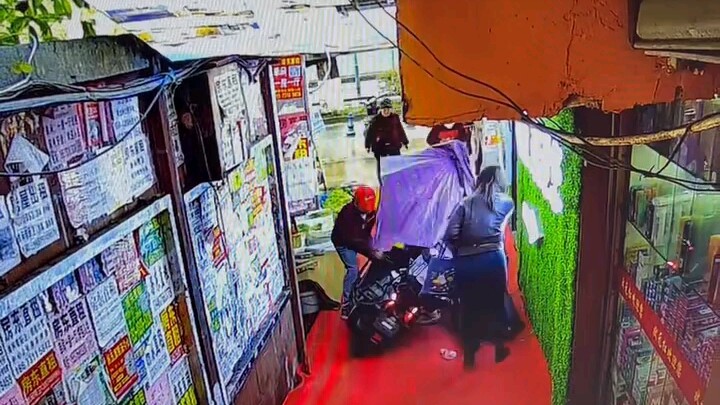 Chỉ một phút đó, cả nửa đời sau của hai người đều tan nát: nữ sinh đại học đâm mù một mắt, còn người