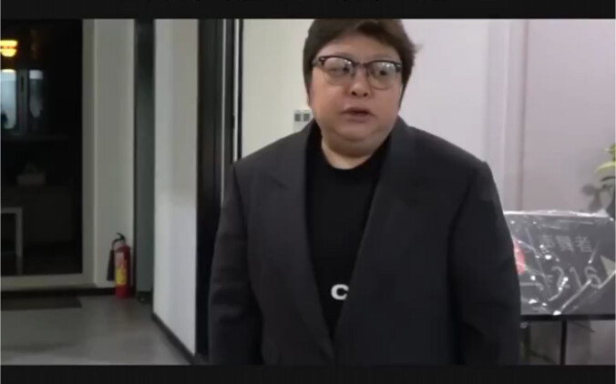 هان هونغ تنتقد دونغ تشينغ بغضب: إذا كنت لا تفهم، فلتقل أقل. دونغ تشينغ ترد بقوة وجرأة، والوضع خرج عن