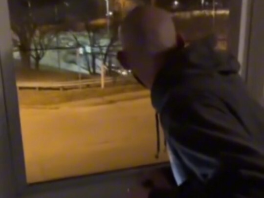 "挑战 parodi orang asing" disarankan untuk mengecilkan suara