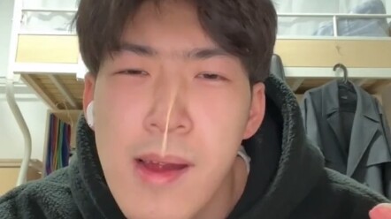 大学男生炫技折弯牙签在鼻尖上转圈女学生：无聊，幼稚至极！男学生：牛逼，义父教我！