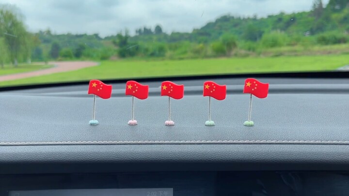 Libur Hari Nasional segera tiba! Yuk siapkan aksesori mini Bendera Merah—ditaruh di mobil, di rumah,