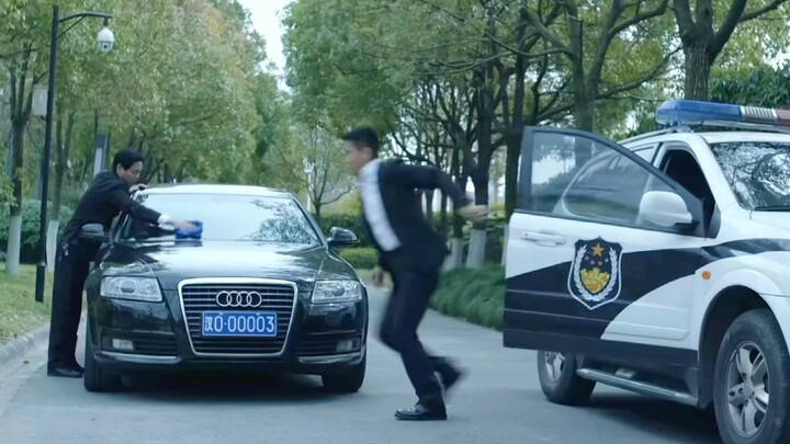 Turun mobil lalu berlari kecil sambil melambaikan tangan saat mundur—dua gerakan ini saja sudah cuku