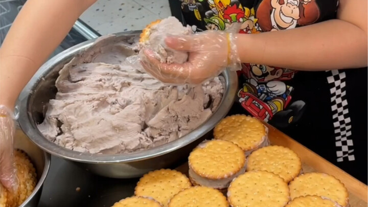 Kue talas yang baru digoreng! Wanginya enak sekali～
