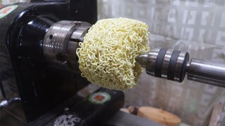 Crafting using instant noodles to create the moment of Pan Gu