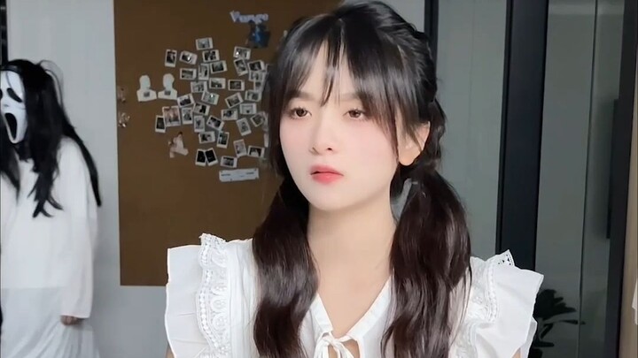 Người thì ngắm biển, người thì yêu đương, còn có người thì làm hỏng hợp đồng nên phải tăng ca đến tậ