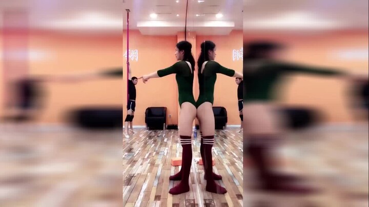 Teman sekamar bertanya, di mana saya bisa belajar "pole dancing" seperti itu?