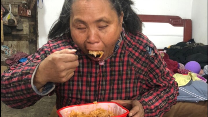 Blind Mother Tastes Self-Heating Rice for the First Time