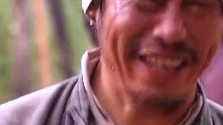 Di masa kacau, nyawa perempuan tak lebih dari rumput liar; seorang pria tua menukar dua keranjang lo