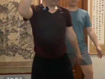 反诈老陈精神彻底失常 爆汗跳大神+战前演讲