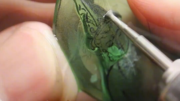 من قال إن الزجاج لا يتكلم؟ انظر إلى عملي، حتى الزجاج بات يبتسم فرحًا!