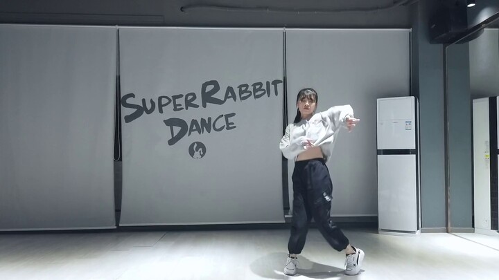 رقصة مقلدة لـ "المنافس" من لين يان جون في حفل تفكيك فريقه في قوانغتشو