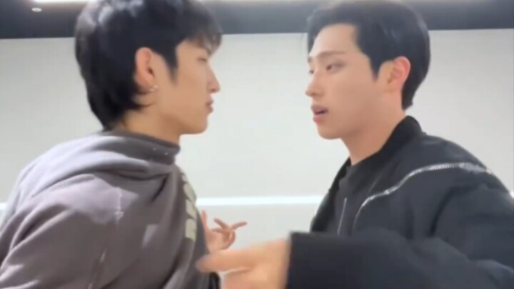 الأخت الكبرى تُجري تحدي 'Stuck' و'SAD SONG' لشقيقيها في استوديو التدريب لدى جياو [P1Harmony يون كي ه